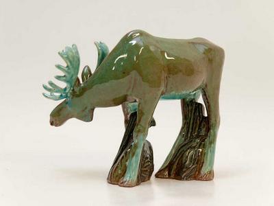 Керамическая скульптура ручной работы из красной глины. Зеленый лось