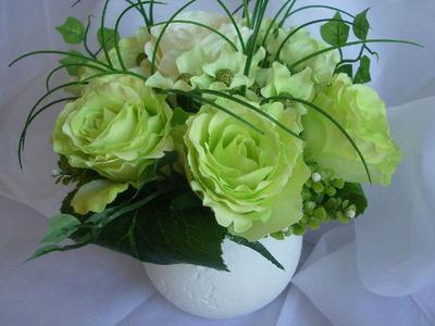 Флористическая композиция ручной работы - белые розы в вазоне