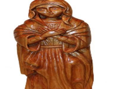 Деревянная статуя Дева Мария. Скульптура выполнена из березы